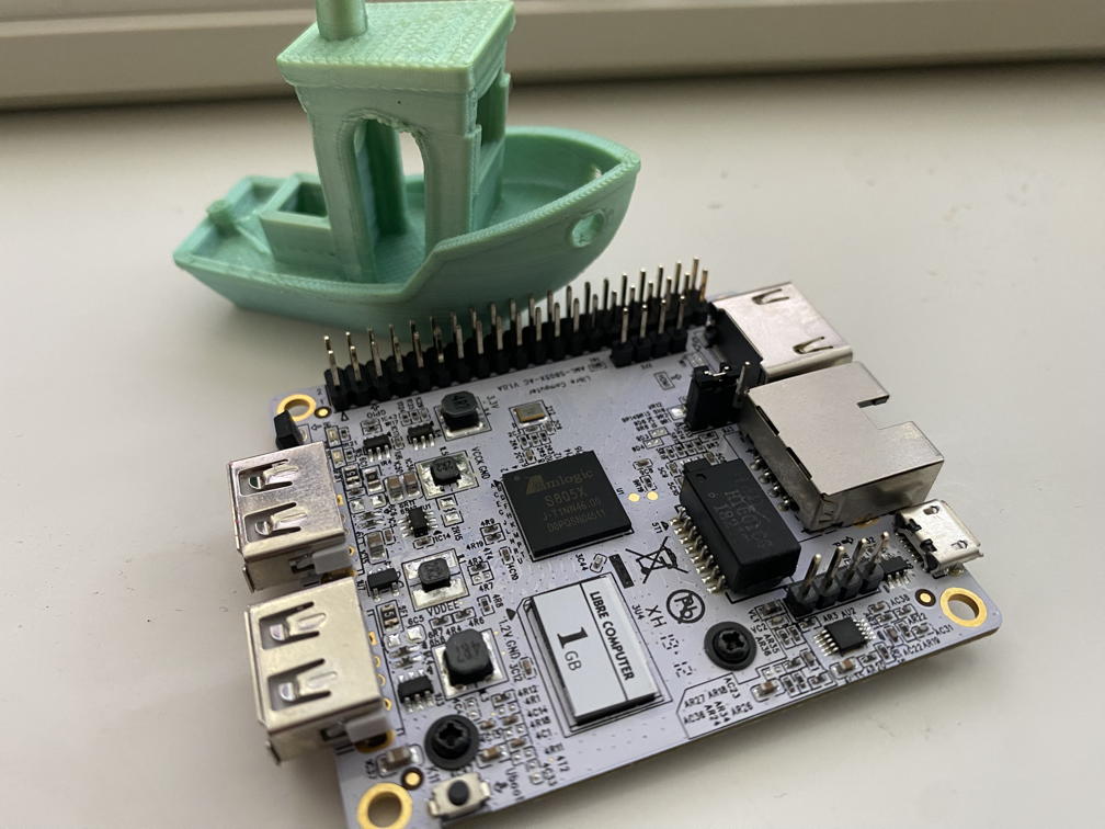 A benchy 3D print behind a La Frite SBC AML-S805X-AC